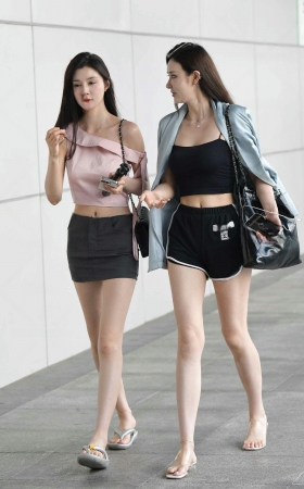 24612-32=72√白皙美腿俩闺蜜 11P