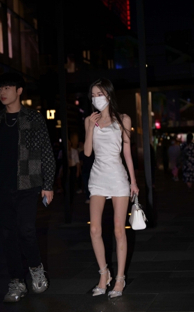 苗条骨感白裙美女 【图片➕视频】 [24P]