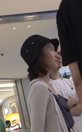 深情款款的凉高美足文静女孩