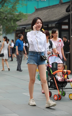 短发，热裤，白皙美腿小姐姐 [17P]