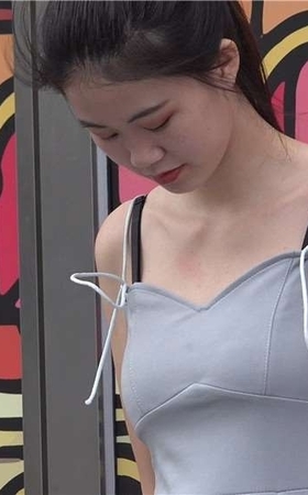 4K – 凉高跟美足灰色吊带裙街拍美女 [1.99 GB/avi]