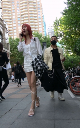 酒红色头发白裙美眉