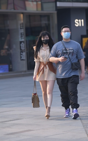 戴着口罩的漂亮小姐姐