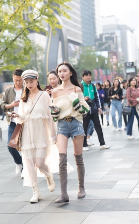 时尚漂亮的美眉 锁骨爱了