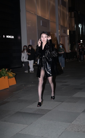 夜拍亮丝美女