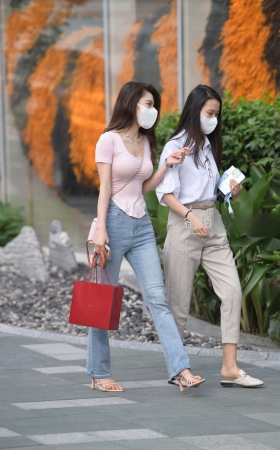 牛仔裤大长腿，粉色高跟鞋 [22P]