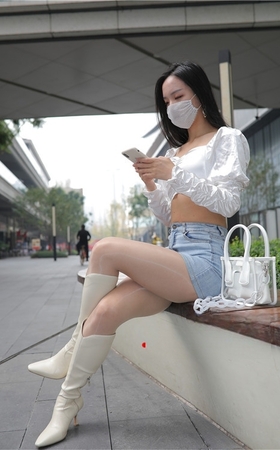 性感的牛仔裙美女【套图+视频】