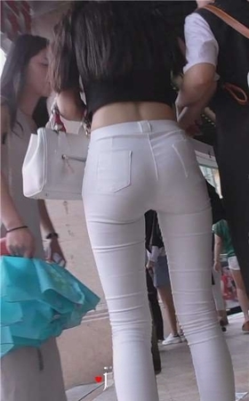 街拍超级紧绷白裤露脐装美眉 [1.73 GB]