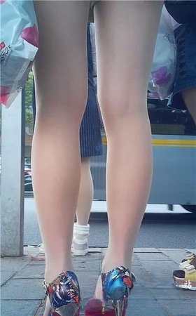 公交站偶遇极品高跟鞋丝袜美足美女