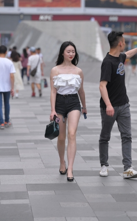 牛奶般的肌肤，热裤大白腿美眉