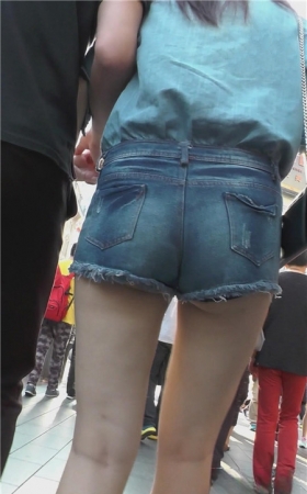 漂亮的蓝牛热裤裸腿美女