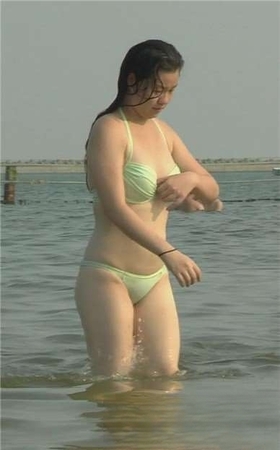 海边拍摄丰满白皙比基尼美少F [1.09 GB]