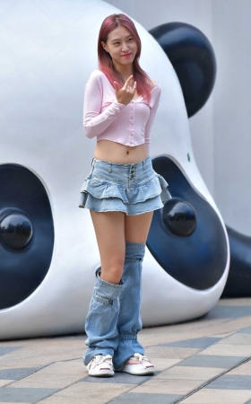 ★蛋糕牛仔短裙美女 [13P]