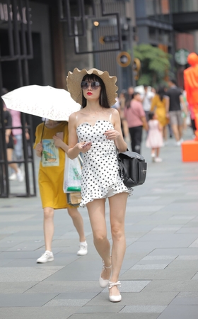 来旅游的小姐姐