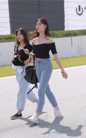 一字黑衣紧牛美女(33P)