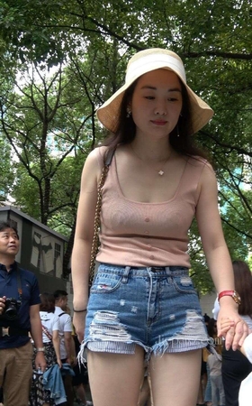 4K – 火辣身材时尚美女辣妈 [1.64 GB/MP4]