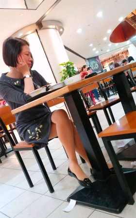 吃饭的肉丝高跟鞋美女