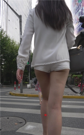 漂亮的白色短裤小月牙美女