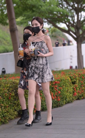 水汪汪的美腿肉丝高跟小姐姐 [16P]