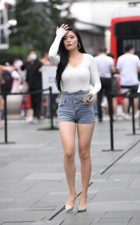 丰腴的热裤女子 [21P]