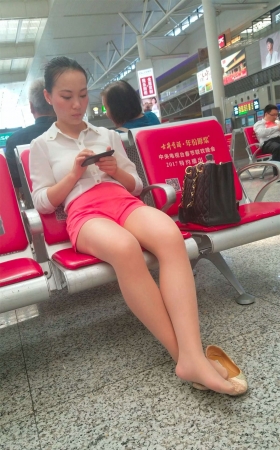 高铁站可以脱鞋晾丝袜脚吗