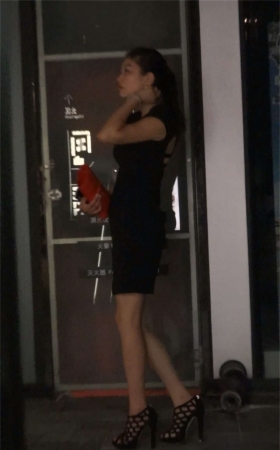 气质美少妇露背短裙