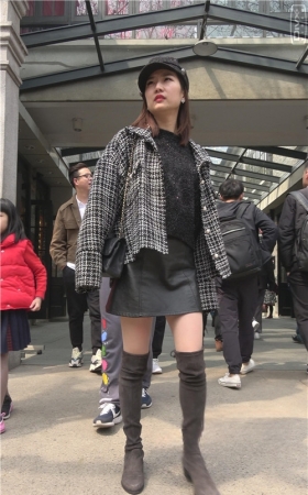 街拍高靴皮裙小姐姐