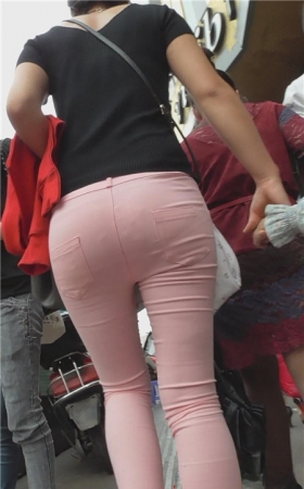 紧身粉裤美妇