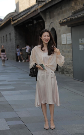 好安静的小妹