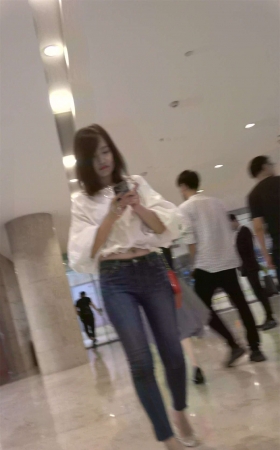 紧身蓝牛白衬衫街拍性感高跟鞋气质美女
