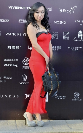 丰腴美女前凸后凹性感吸晴 [26P]