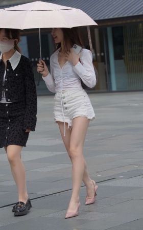 街拍白短牛美腿小姐姐 [24P]