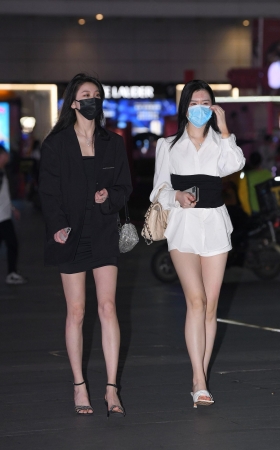 夜遇美腿俩闺蜜~ [24P]