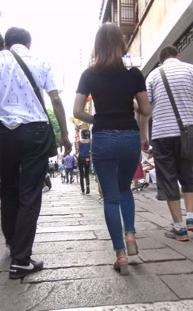 黑T恤紧身蓝牛俏皮可爱妹妹玩自拍