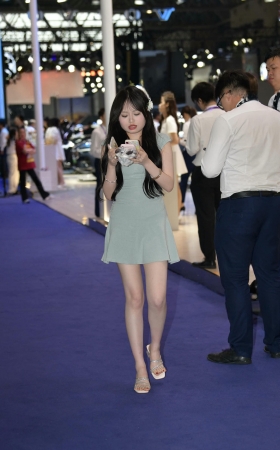 白白净净的美腿女生 [19P]