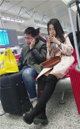 漂亮的黑色长靴妹子