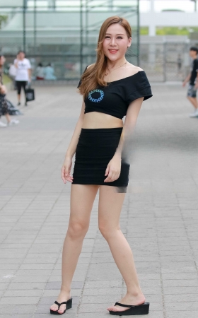 漏肩上衣+紧身超短裙 肌肤雪白美如热恋 [18P]