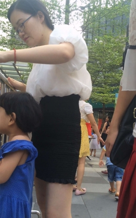 黑色高腰包臀裙白腿性感少妇