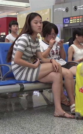 长发女孩候车时也不忘来一把美腿诱惑