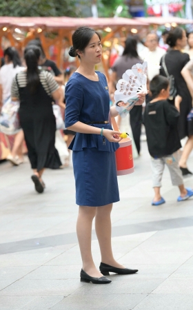 街拍发小礼品的金店促销员 [22P]