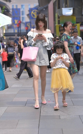街拍喜欢穿R丝的宝妈 [17P]