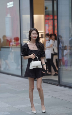 温婉黑色连衣裙
