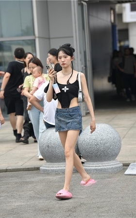 清凉的牛仔裙小姐姐(48P)