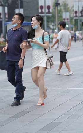 漂亮的高腰白裙美女【套图+视频】
