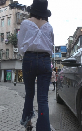 带着黑色帽子的牛仔紧身裤小姐姐
