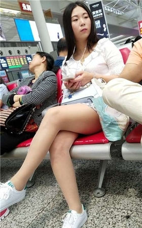 4k-白衬衫格子裙运动鞋街拍肉丝美腿