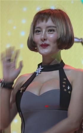 短发低胸美女