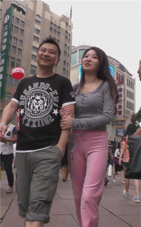 漂亮的粉色紧身裤美女