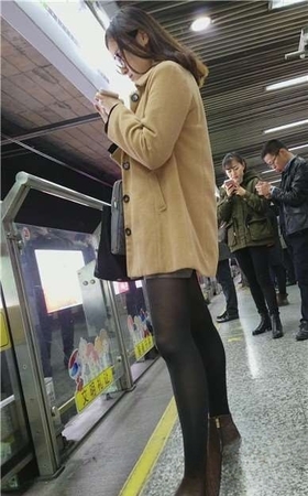 4k-地铁站街拍黑丝长腿毛呢外套美女姐姐