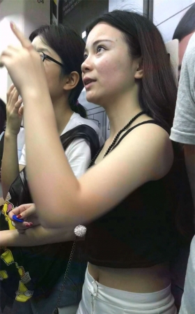 地铁上的极品短裤妹子
